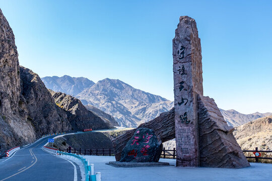 新疆獨(dú)庫(kù)公路守望天山紀(jì)念碑