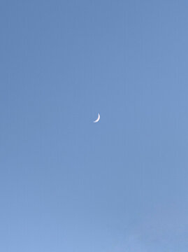 藍色天空中央有一輪彎月