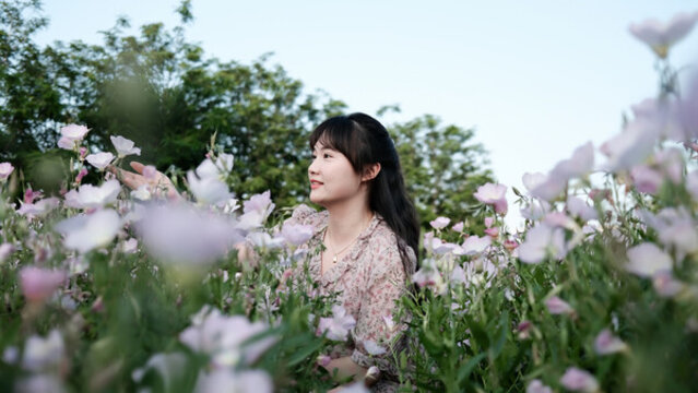 花叢里的女孩