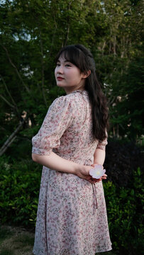 花叢里的女孩