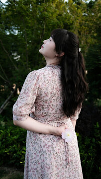花叢里的女孩