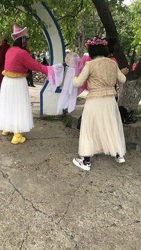 穿演出服裝的大媽