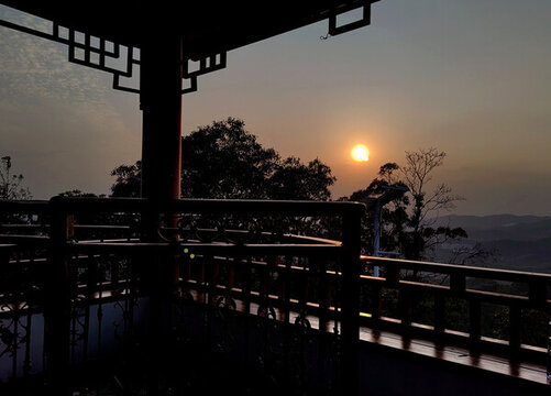 山頂亭臺夕陽