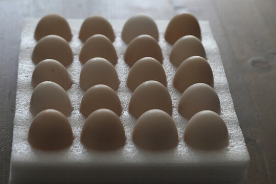 一组新鲜的干净的鸡蛋