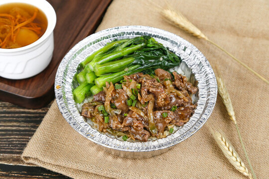 榨菜牛肉煲仔飯