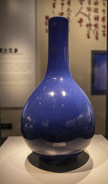 清代藍(lán)釉瓷膽瓶