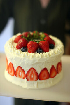 好看的美味的奶油草莓生日蛋糕