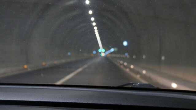 车辆在隧道里行驶
