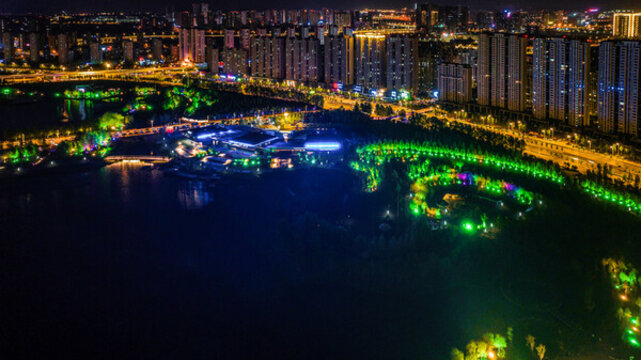 夏季的長(zhǎng)春南溪濕地公園夜景