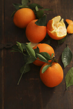 几棵美味的酸甜的橙子