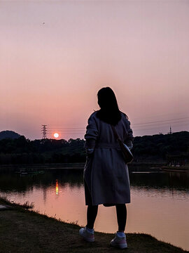 夕陽(yáng)落日人物剪影