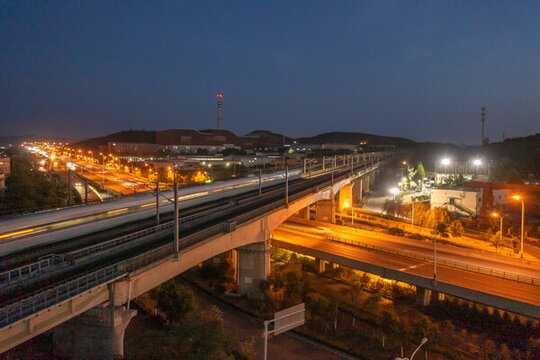 公路鐵路立交橋夜色