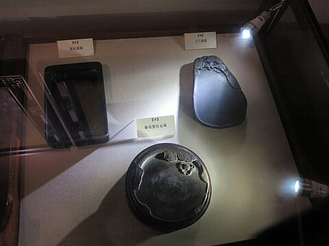 清代雕荷蟹紋瓦硯