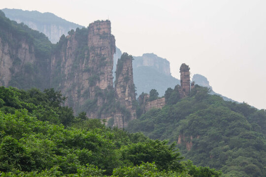 云霧繚繞的河南新鄉(xiāng)八里溝景區(qū)