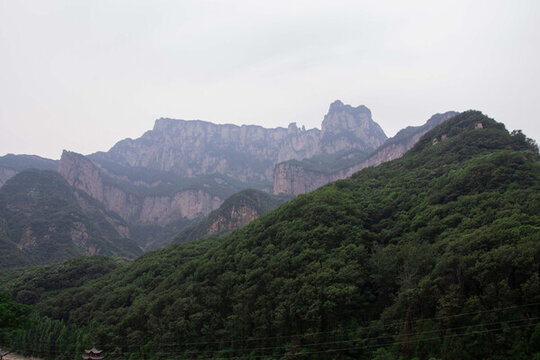 云霧繚繞的河南新鄉(xiāng)八里溝景區(qū)