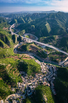 河北太行山高速路穿越崇山峻嶺