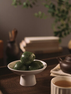 喝茶配傳統(tǒng)小吃青團(tuán)
