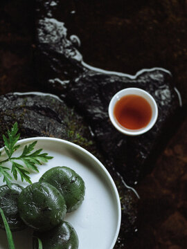 茶配青團(tuán)