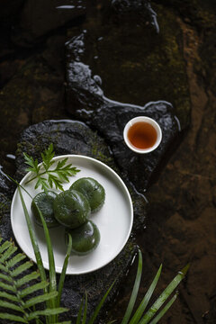 白瓷茶杯和青團
