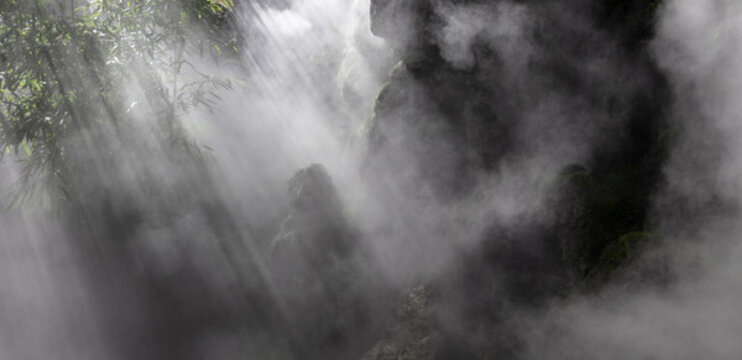 山石云霧唯美風景