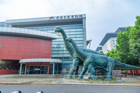 河南自然博物館大門外恐龍模型