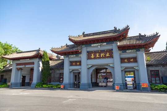 河南大學(xué)開(kāi)封明倫校區(qū)校門(mén)