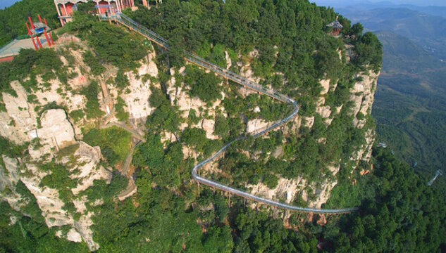 山體玻璃滑道