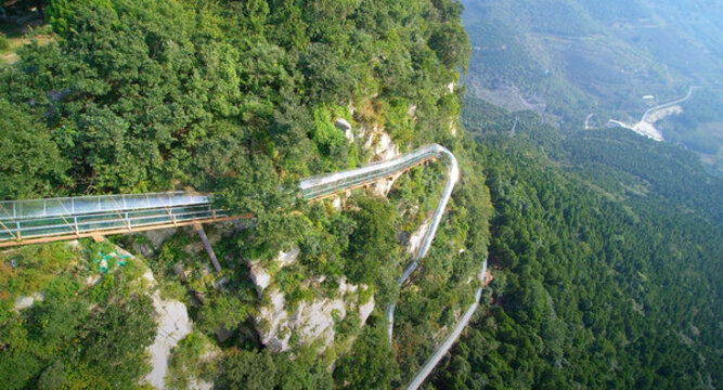 山體玻璃滑道