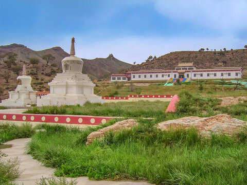 阿拉善左旗廣宗寺雙白塔