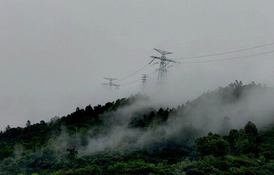 雨霧山巒