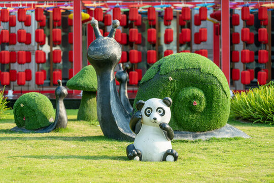 草坪上的熊猫玩偶