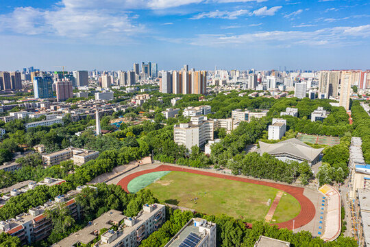 航拍鄭州大學(xué)南校區(qū)綠樹(shù)成蔭