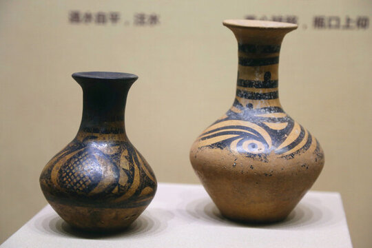 鋸齒網(wǎng)紋彩陶瓶