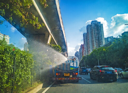 街頭灑水車