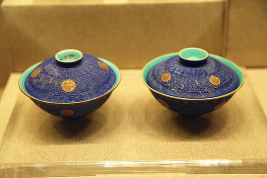 祭藍(lán)釉描金蓋碗