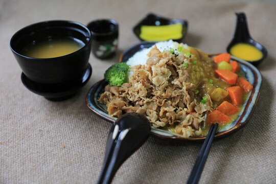 牛肉咖喱飯?zhí)撞? style=