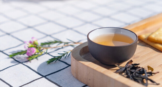 功夫茶與點心放在茶盤上