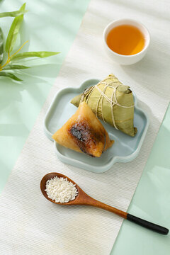 端午節(jié)國風(fēng)粽子海報(bào)場景圖