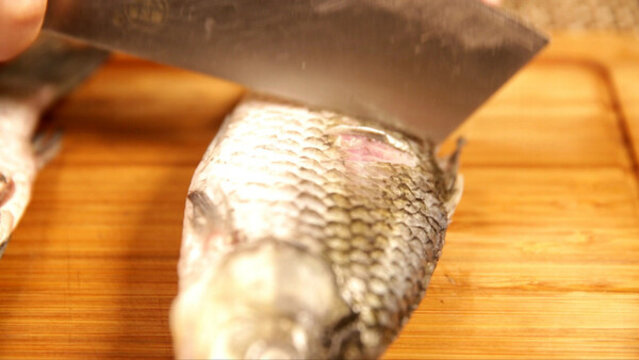 花刀切鯽魚(yú)剖鯽魚(yú)
