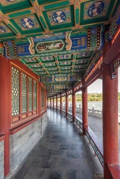 北京北海公園沿湖長(zhǎng)廊
