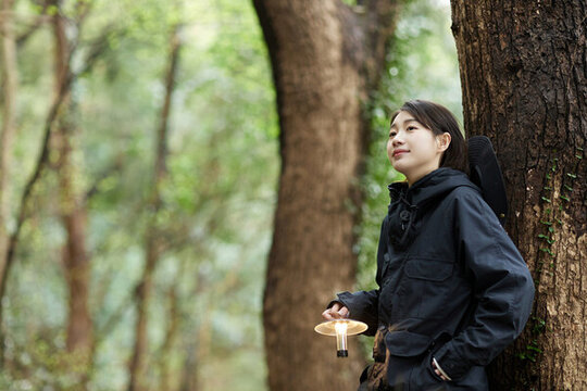 青年女人在戶外