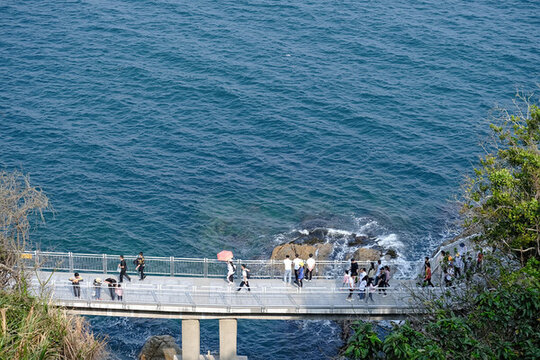深圳大梅沙海濱棧道上的游客