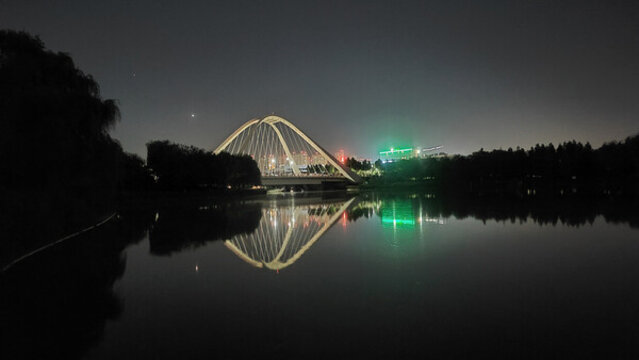 公園湖面夜景