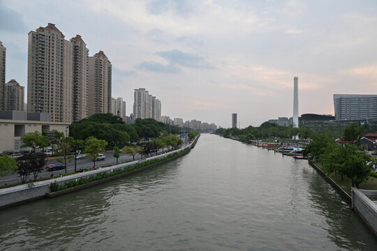 傍晚的上海蘇州河沿岸城市風(fēng)光