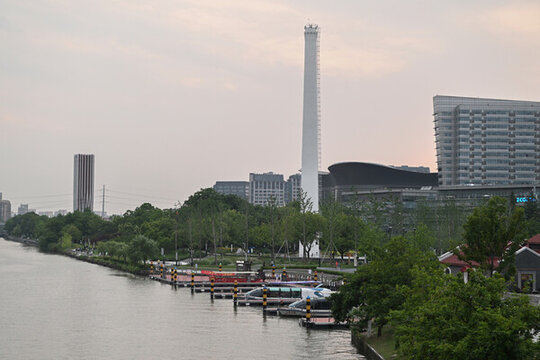 傍晚的上海蘇州河沿岸城市風(fēng)光