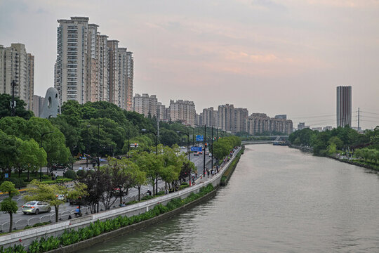 傍晚的上海蘇州河沿岸城市風(fēng)光