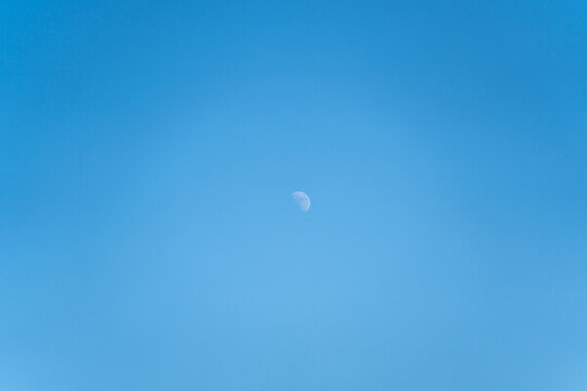 藍(lán)色天空中的月亮