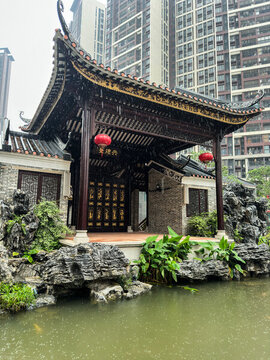 雨中戲臺