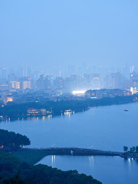 西湖斷橋與城市夜景