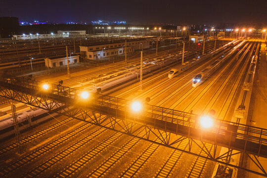 俯拍動(dòng)車運(yùn)用所高鐵列車夜景